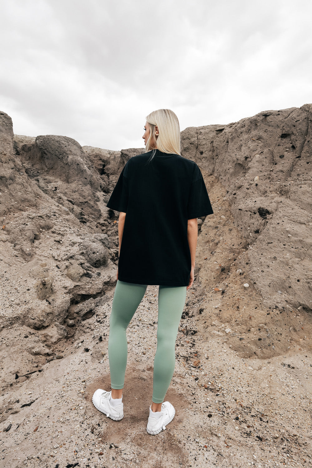 T-SHIRT UNISEX MINIMAL LOGO (BLACK)