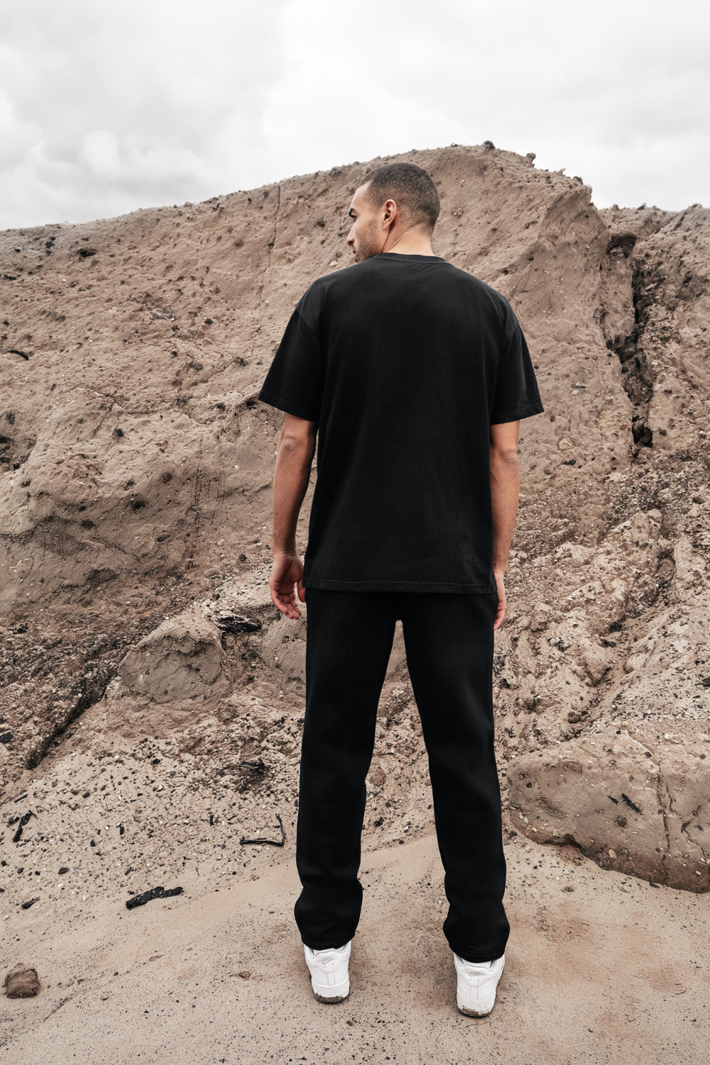 T-SHIRT UNISEX MINIMAL LOGO (BLACK)