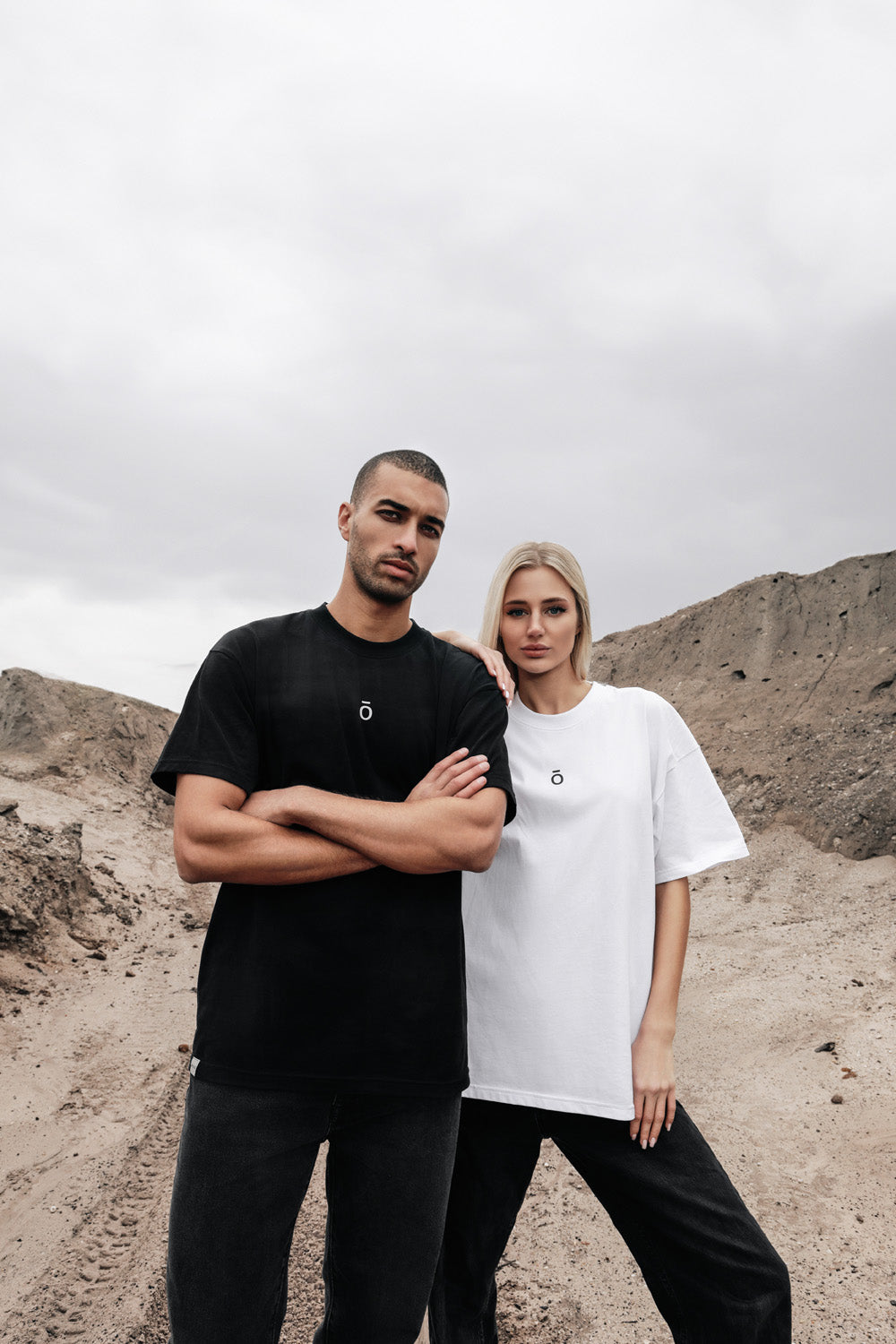 T-SHIRT UNISEX MINIMAL LOGO (BLACK)