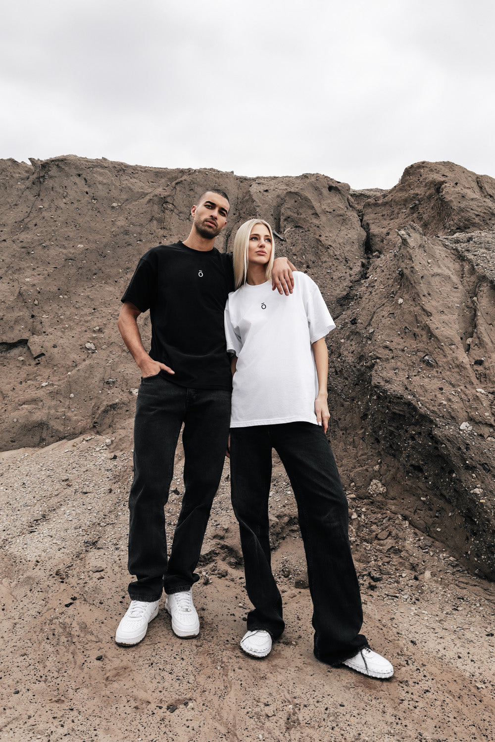 T-SHIRT UNISEX MINIMAL LOGO (BLACK)