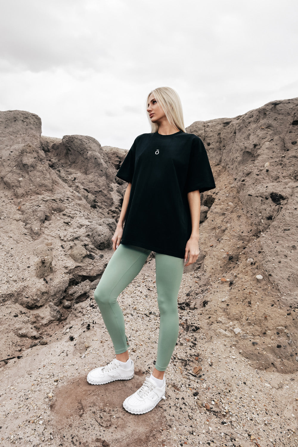 T-SHIRT UNISEX MINIMAL LOGO (BLACK)