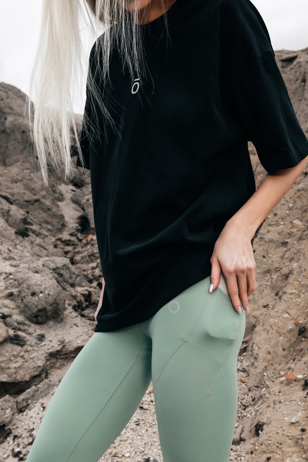 T-SHIRT UNISEX MINIMAL LOGO (BLACK)